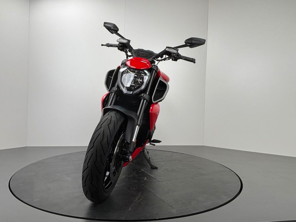 Fahrzeugabbildung Ducati DIAVEL V4 *NEUWERTIG *1. HAND