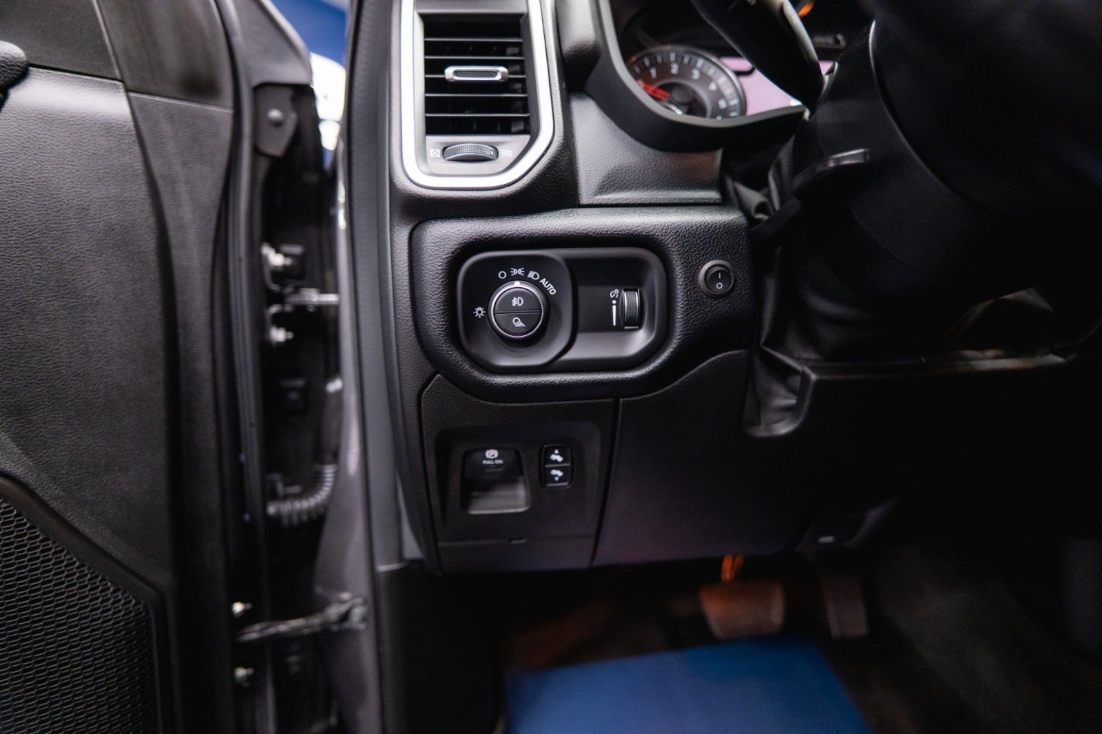 Fahrzeugabbildung Dodge RAM 5.7 V8 HEMI 4x4 OFFROAD Night Limited 19%