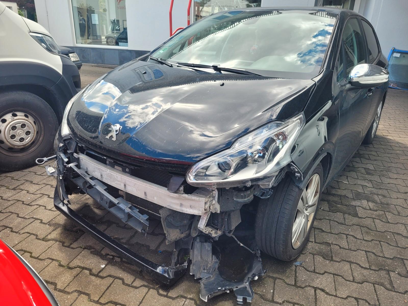 Peugeot 208 Signature, Unfallfahrzeug