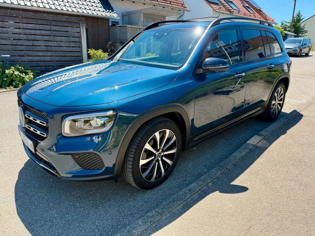 Image of Mercedes-Benz GLB 220
