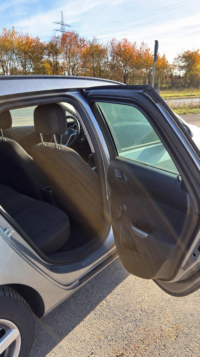 Opel Astra 2011 — photo 10