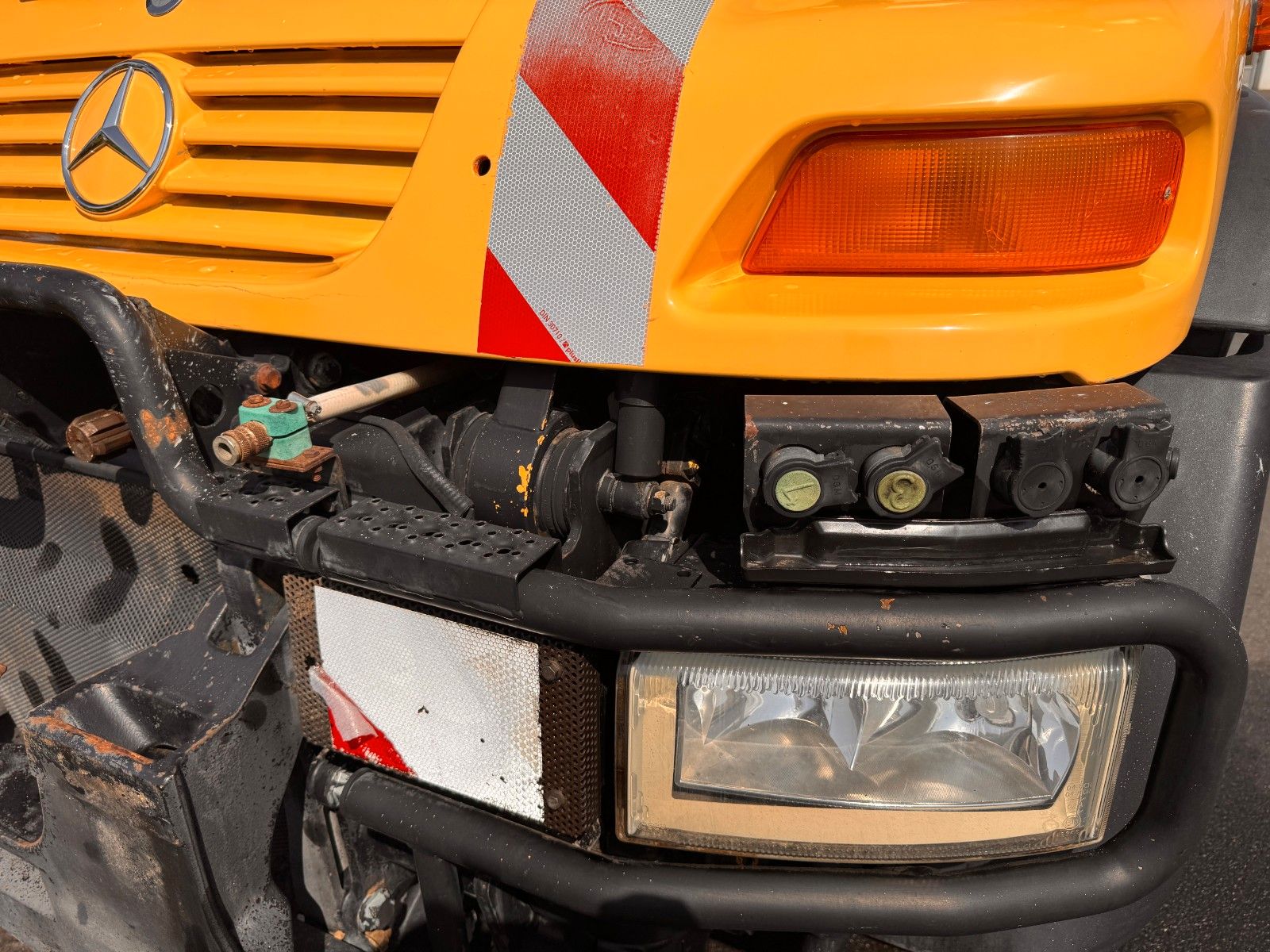 Fahrzeugabbildung Mercedes-Benz Unimog U300 4x4 Vario-Pilot