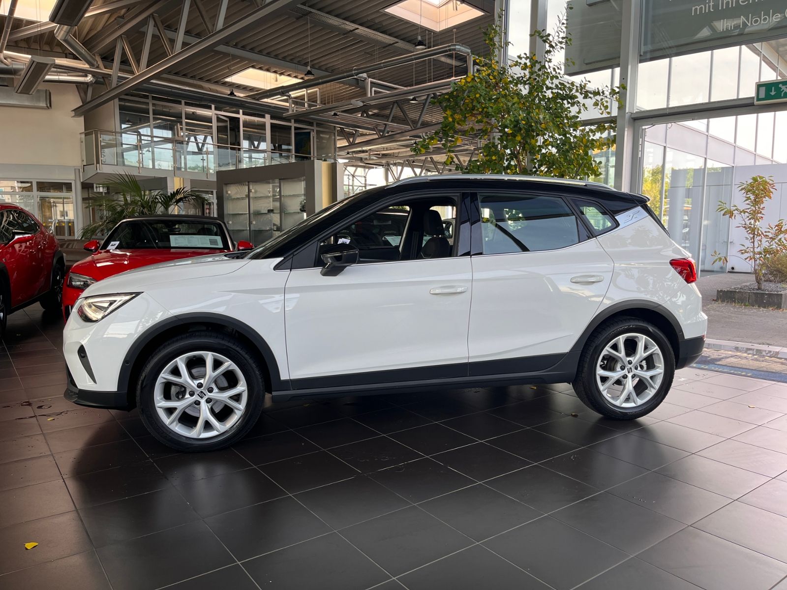 Fahrzeugabbildung SEAT ARONA  1.5 TSI DSG FR ACC LED NAV RFK SHZ 17"