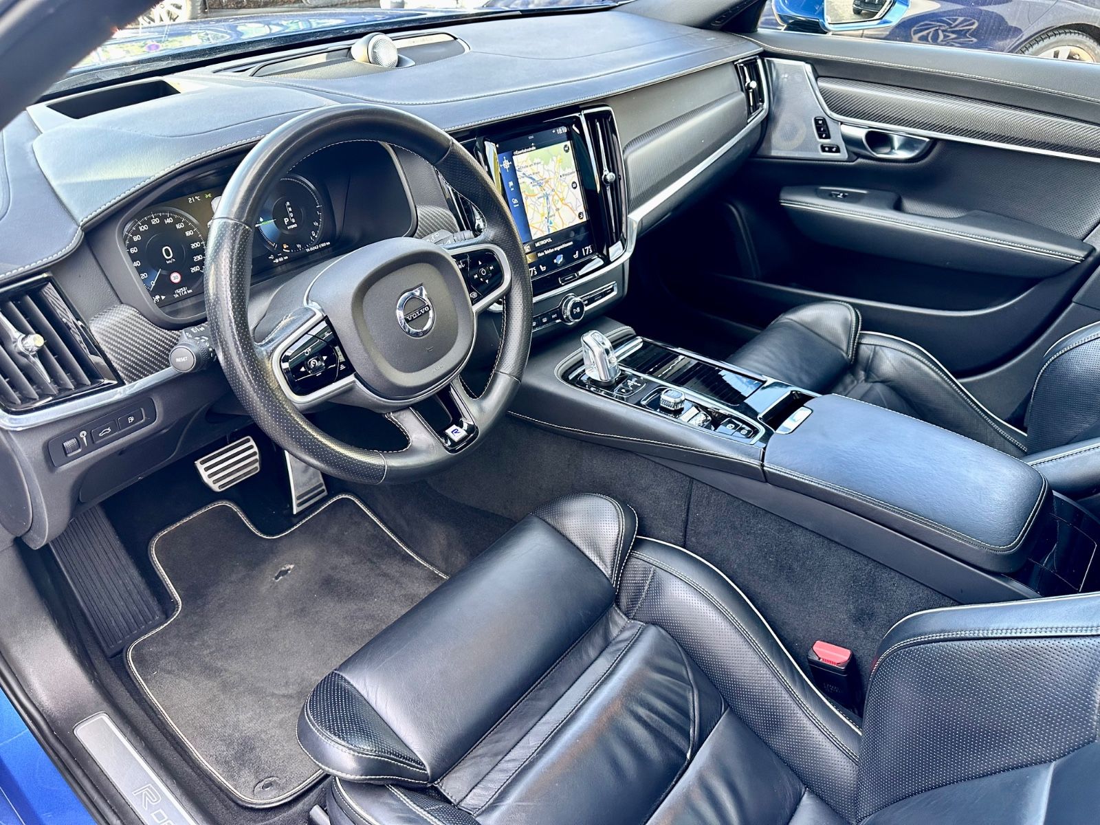 Fahrzeugabbildung Volvo V90 KOMBI T8 R-DESIGN HYBRID AWD*AHK+VOLL+MOD.19