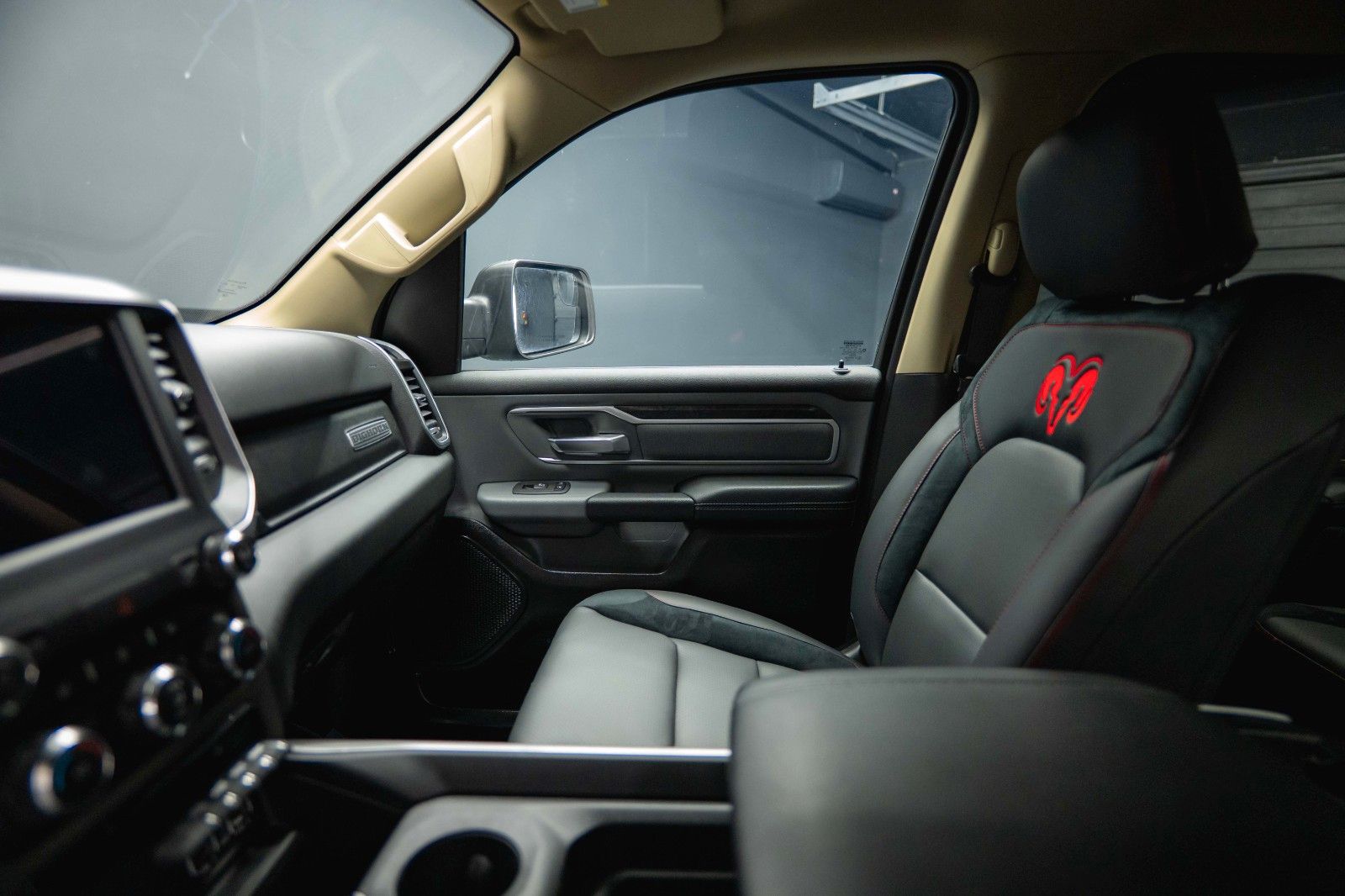 Fahrzeugabbildung Dodge RAM 5.7 V8 HEMI 4x4 OFFROAD Night-Paket *LED*19%