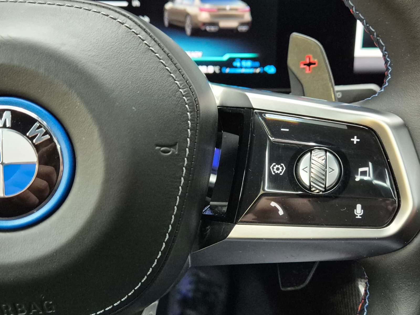 Fahrzeugabbildung BMW M760 e xD M PAKET+PANO+HEAD+SOFT+MEMO+B&W+360°+