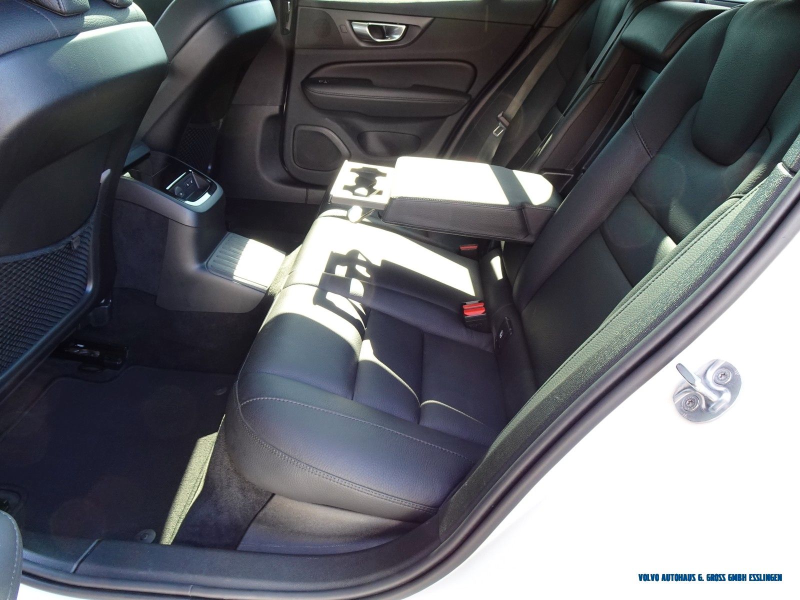 Volvo V60 T8 AWD Recharge Ultimate Dark foto 9