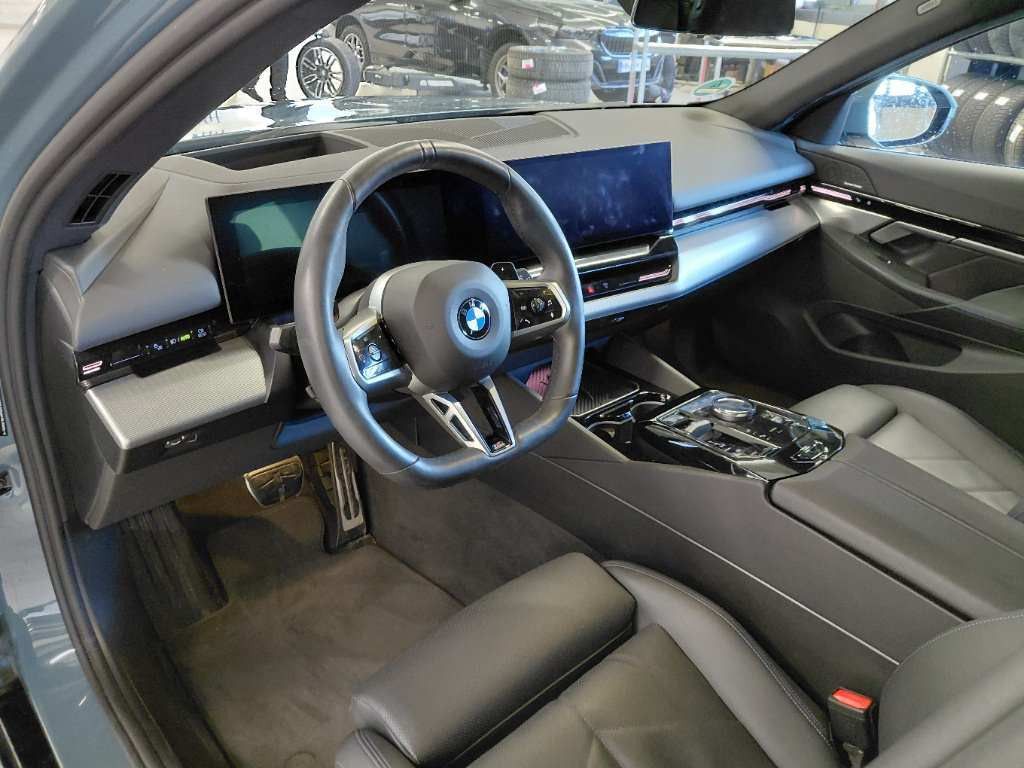 Fahrzeugabbildung BMW 520d xDrive Tour M Sport Pro Iconic Glow Stndhzg