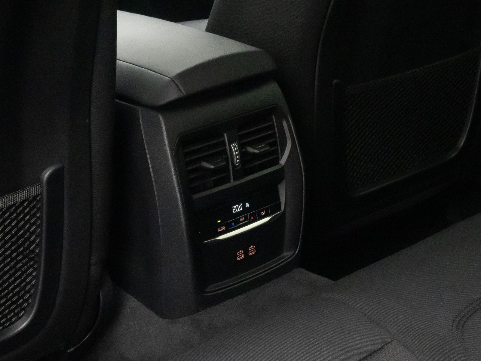 Fahrzeugabbildung BMW 320e HUD Alarm DAB Kamera GeschwindigReg Widscre