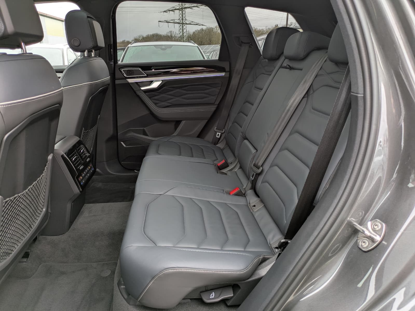 Fahrzeugabbildung Volkswagen Touareg 3.0TDI 4M R-Line VOLL Black 22" UPE 114T