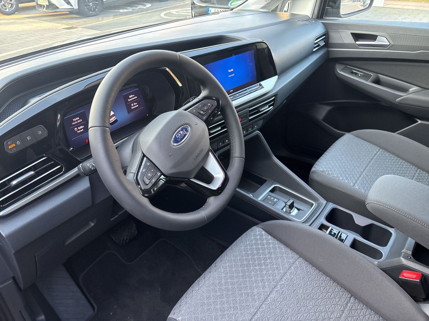 Fahrzeugabbildung Ford Tourneo Connect PHEV Titanium 1.5 EB EU6e Navi