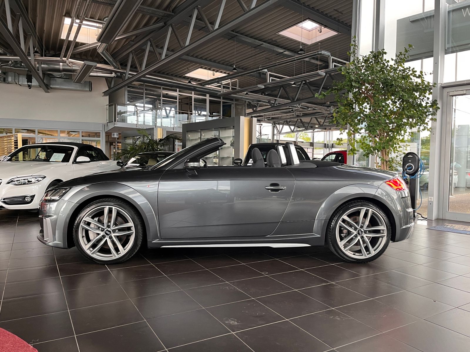 Fahrzeugabbildung Audi TT Roadster  45 TFSI quattro S line S tronic LED