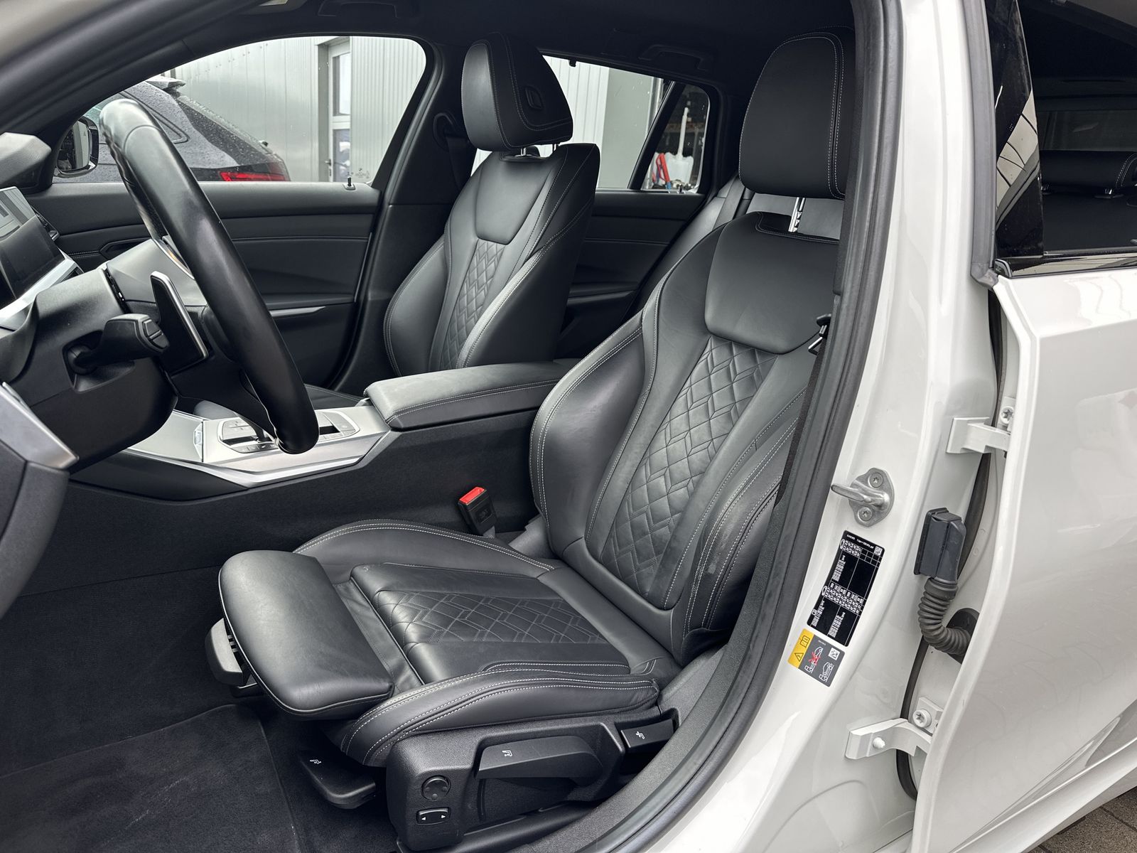 Fahrzeugabbildung BMW 330e Touring xDrive M-Sport NAV+LASER+360°+19ZO