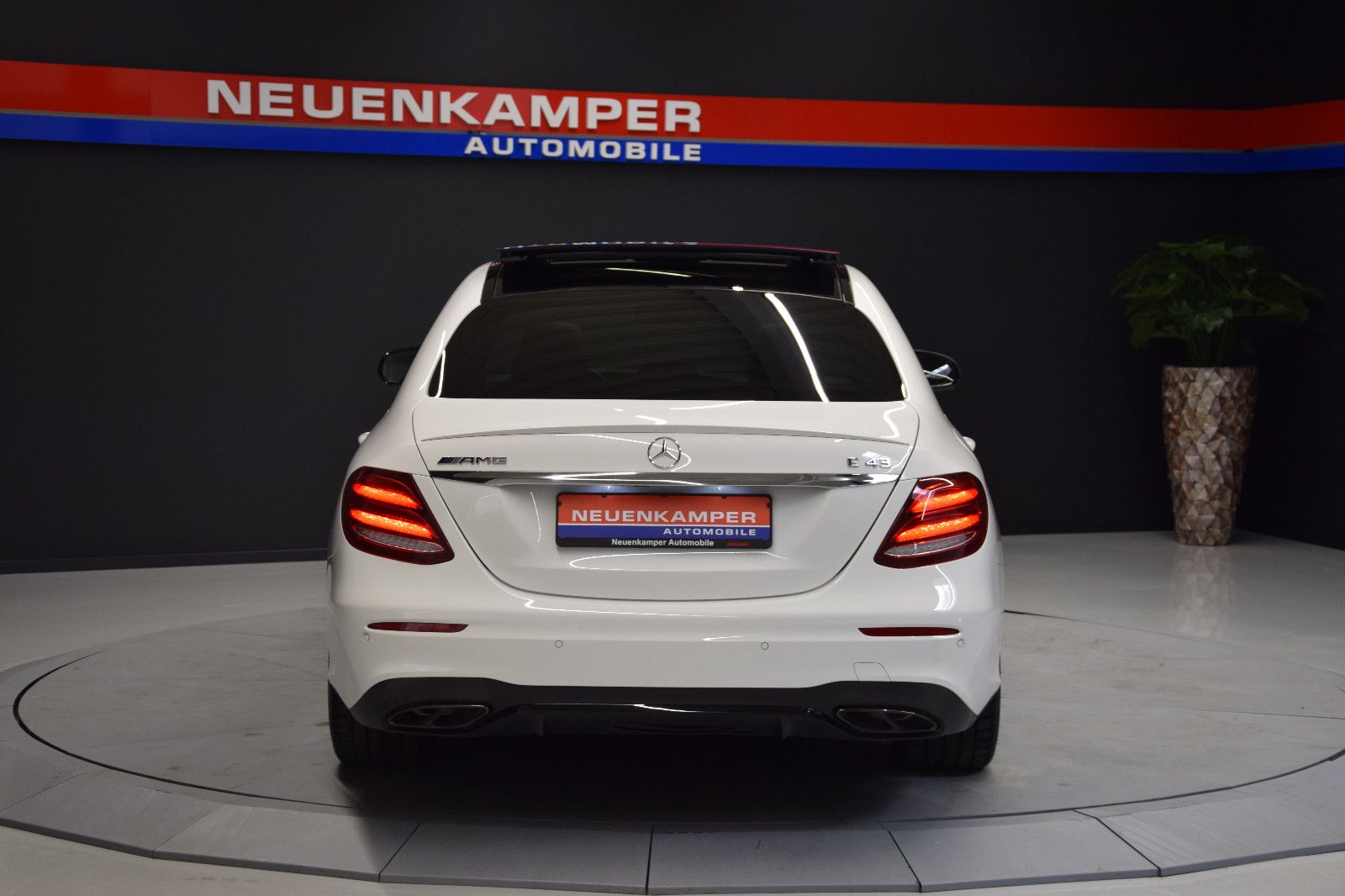 Fahrzeugabbildung Mercedes-Benz E43 AMG 4Matic Limousine Pano Burmeser Night 20"