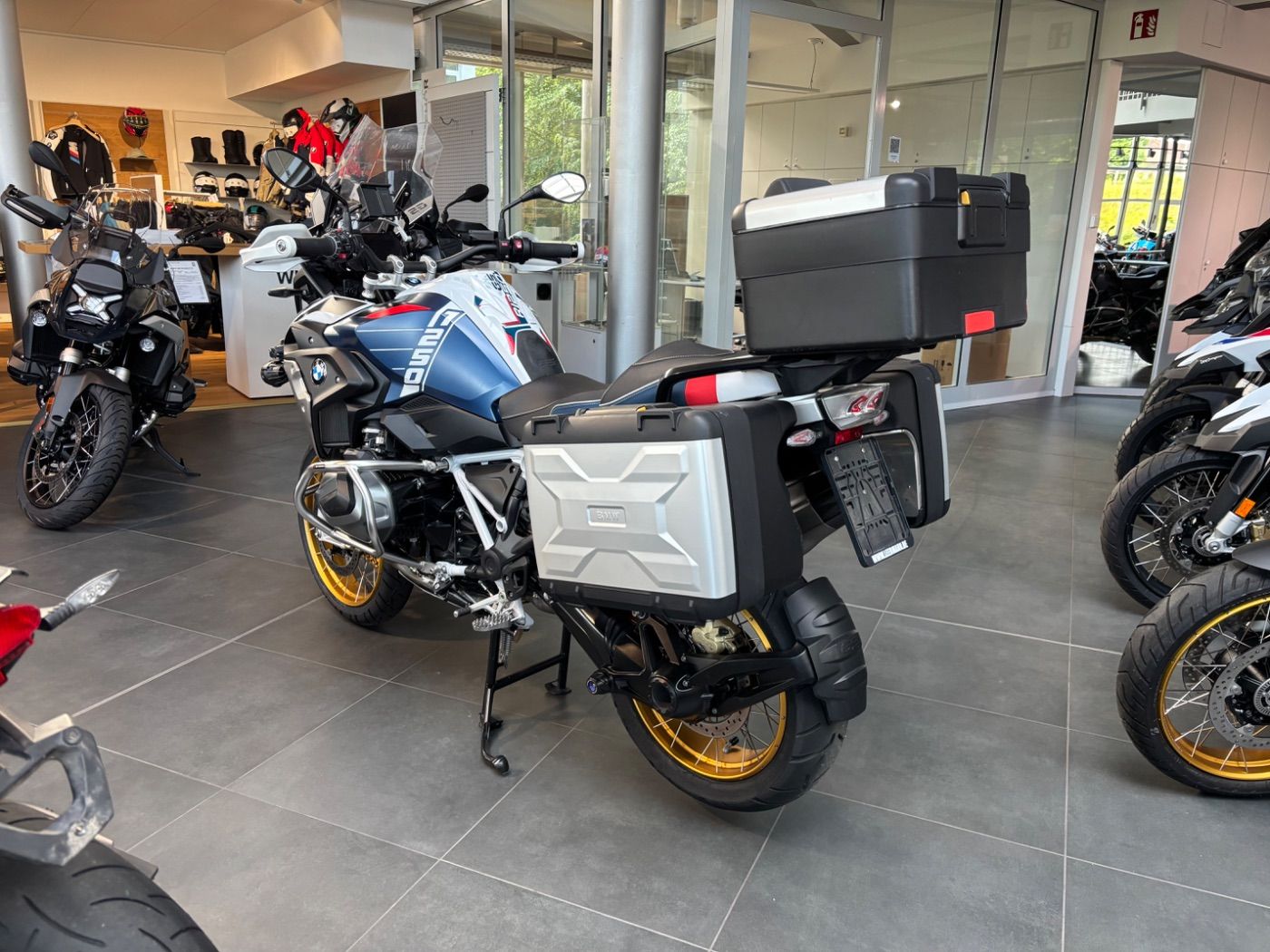 Fahrzeugabbildung BMW R 1250 GS Trophy 5 Pakete Akrapovic Koffersatz