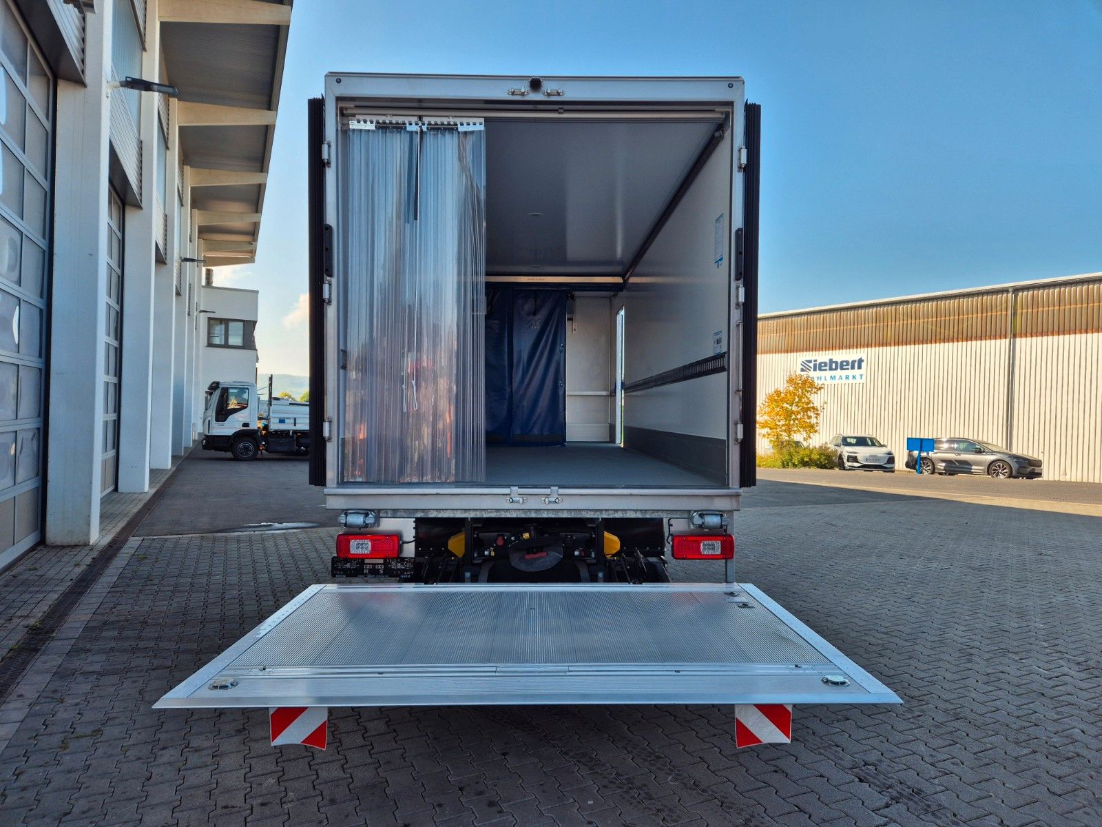 Fahrzeugabbildung Iveco Eurocargo ML160E28/P Carrier Supra 1250 LBW Tür