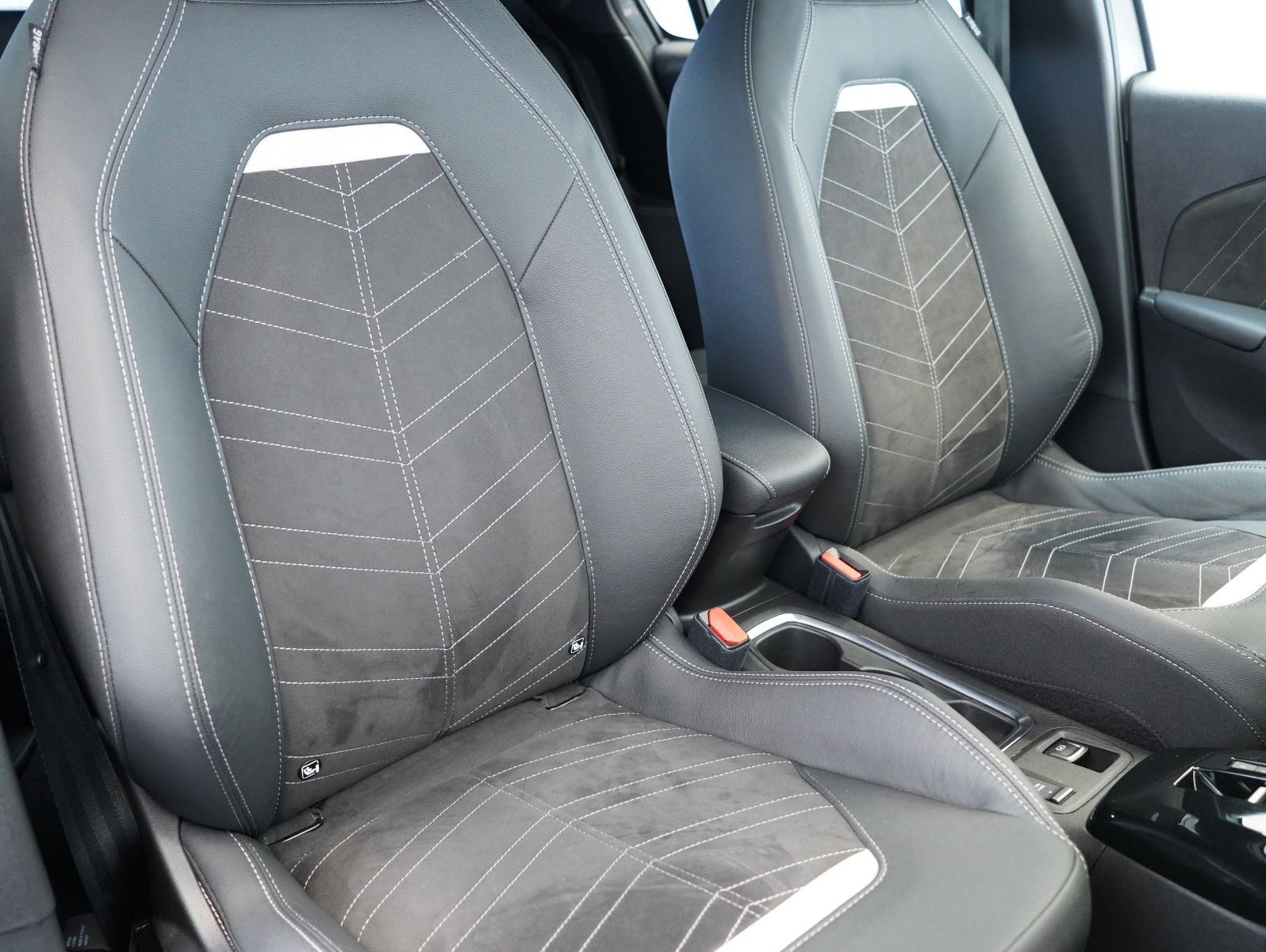 Fahrzeugabbildung Opel Corsa F e GS Line NAVI/LEDER/LM 17"/11KW/SOH