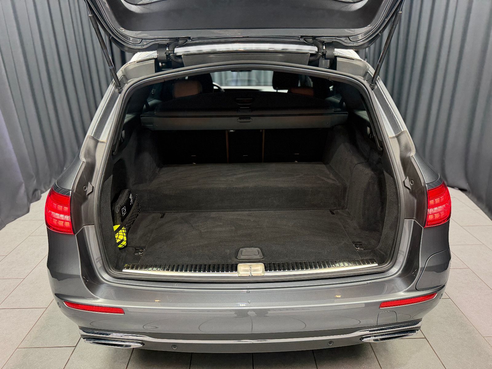 Fahrzeugabbildung Mercedes-Benz E 300 de T-Modell |BURMESTER|MULTIBEAM-LED