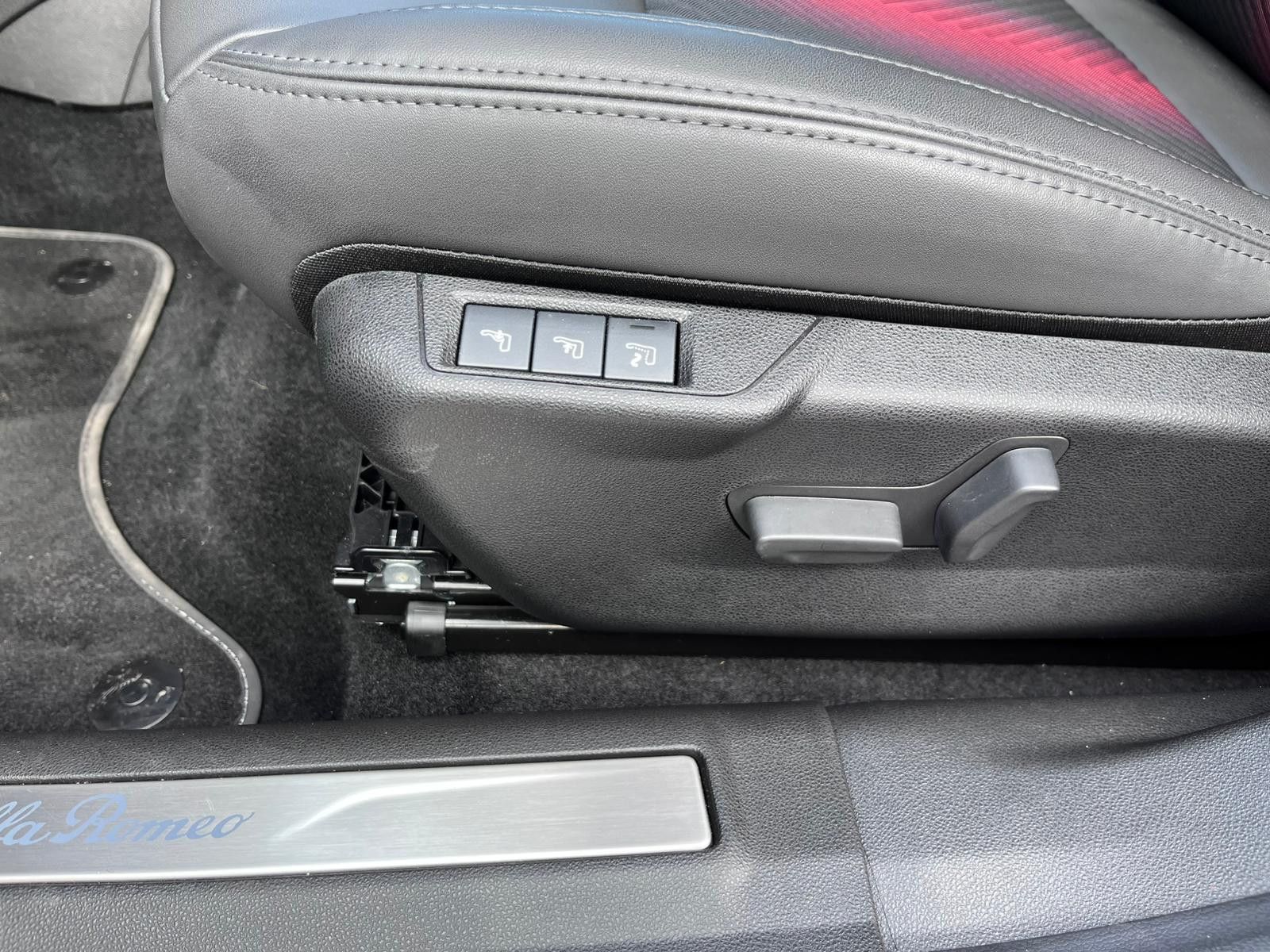 Fahrzeugabbildung Alfa Romeo Junior Ibrida 1.2 VGT 48V-Hybrid 100 kW Speciale