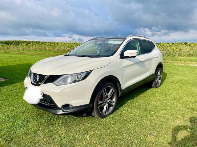 Nissan Qashqai Tekna in der Farbe Weiß