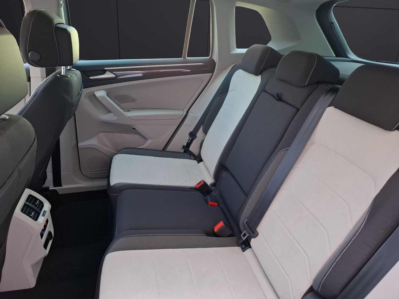 Fahrzeugabbildung Volkswagen Tiguan TSI Elegance DSG 4M Matrix Navi AID ACC R