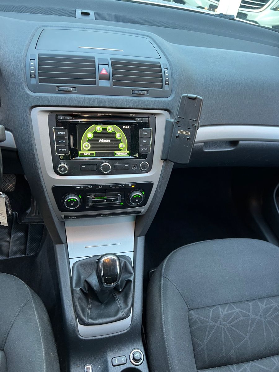 Fahrzeugabbildung SKODA Octavia 1.6 TDI Combi Family * NAVI *AHK*