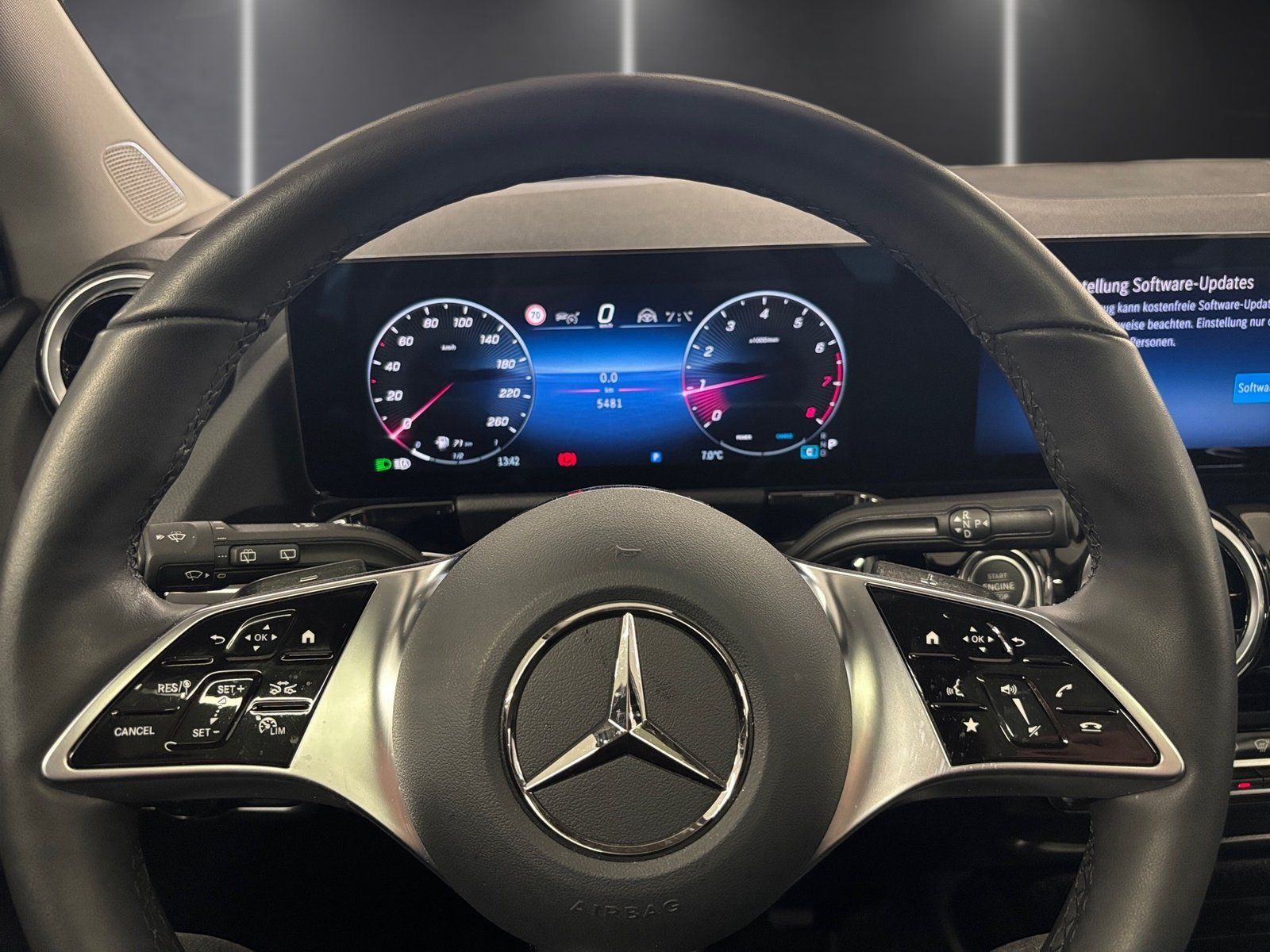 Fahrzeugabbildung Mercedes-Benz GLA 200 Progressive*Pano*STDHZG*Distro*360°*Totw