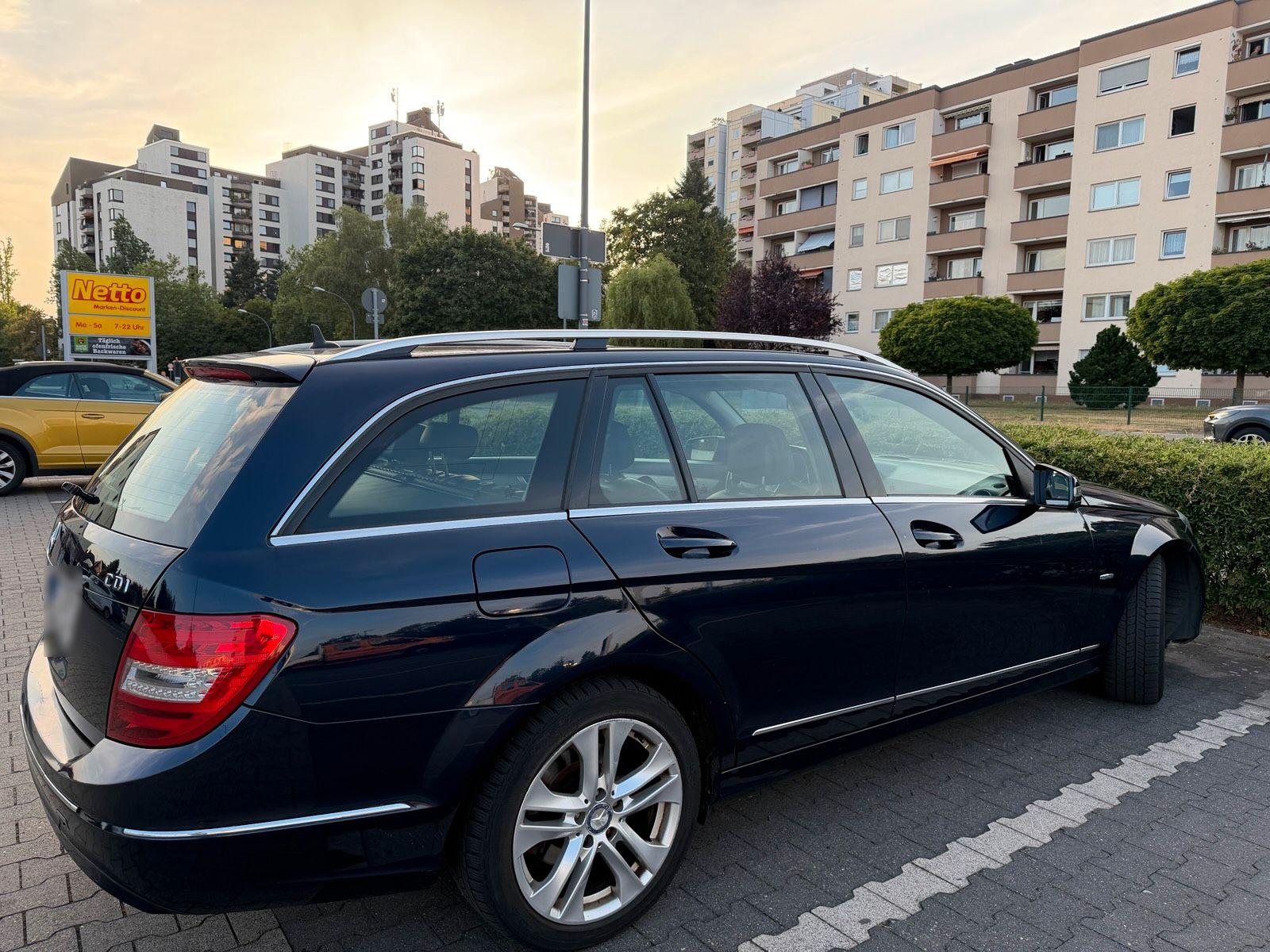 Mercedes-Benz 220 2011 — rear view