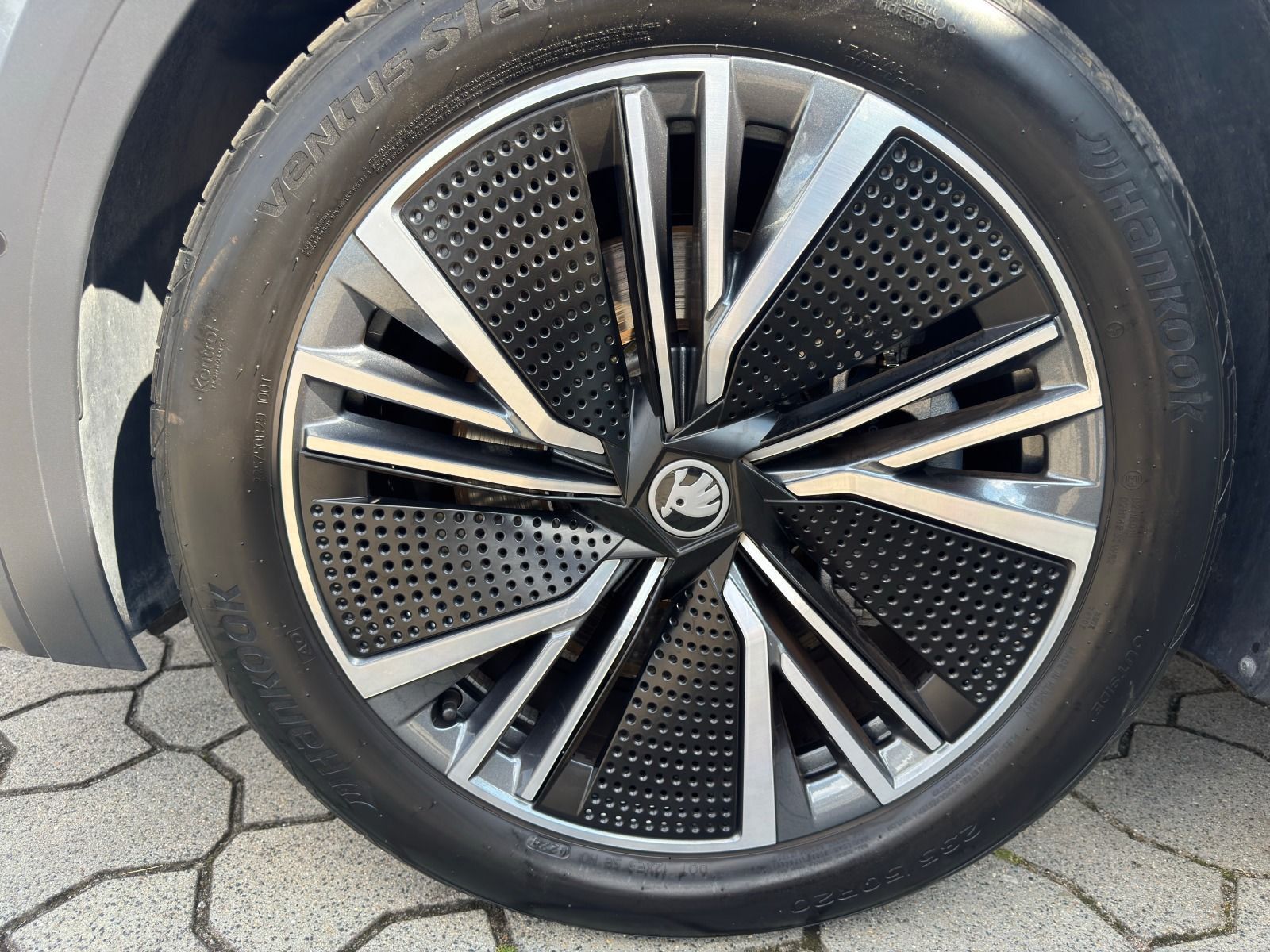 Fahrzeugabbildung SKODA Elroq 85 MAXX*360°Cam*Head-Up*eHeck*20Zoll
