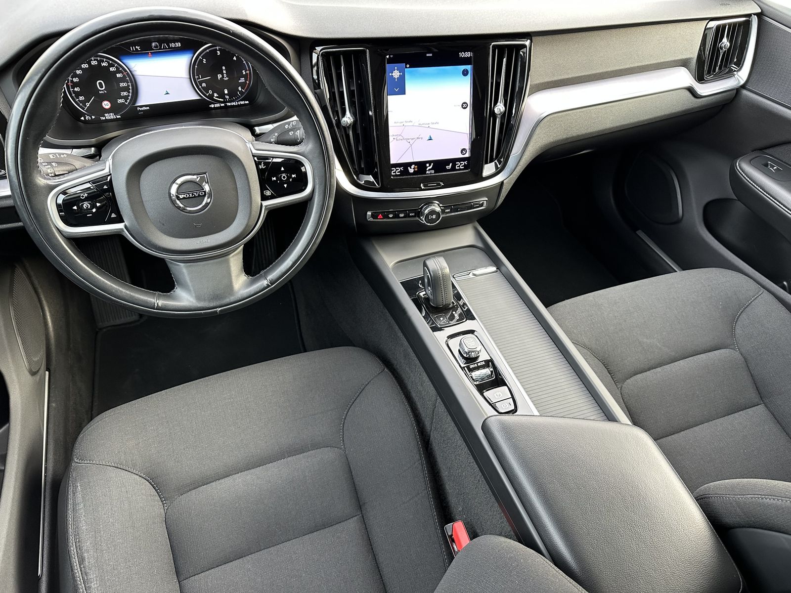 Fahrzeugabbildung Volvo V60 B4 Momentum Pro NAV+LED+SHZ+KAM+DIGDISP+SH