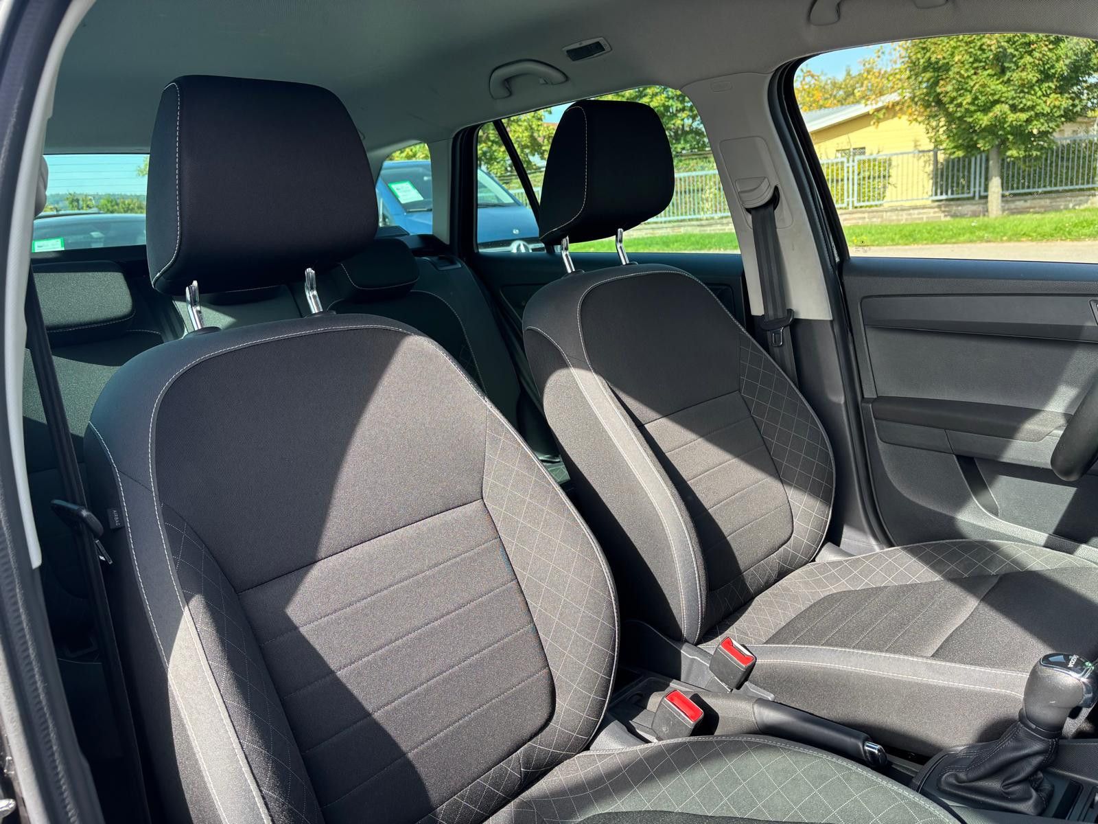 Fahrzeugabbildung SKODA Fabia Combi DSG BUSINESS-NAV-PDC-SHZ-APPS-TEMP