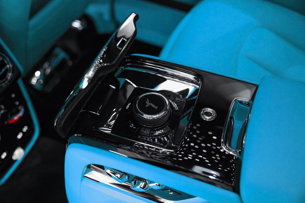 Cullinan Series II 2026 BLACK/TIFFANY VIP SEATS - Bild 28