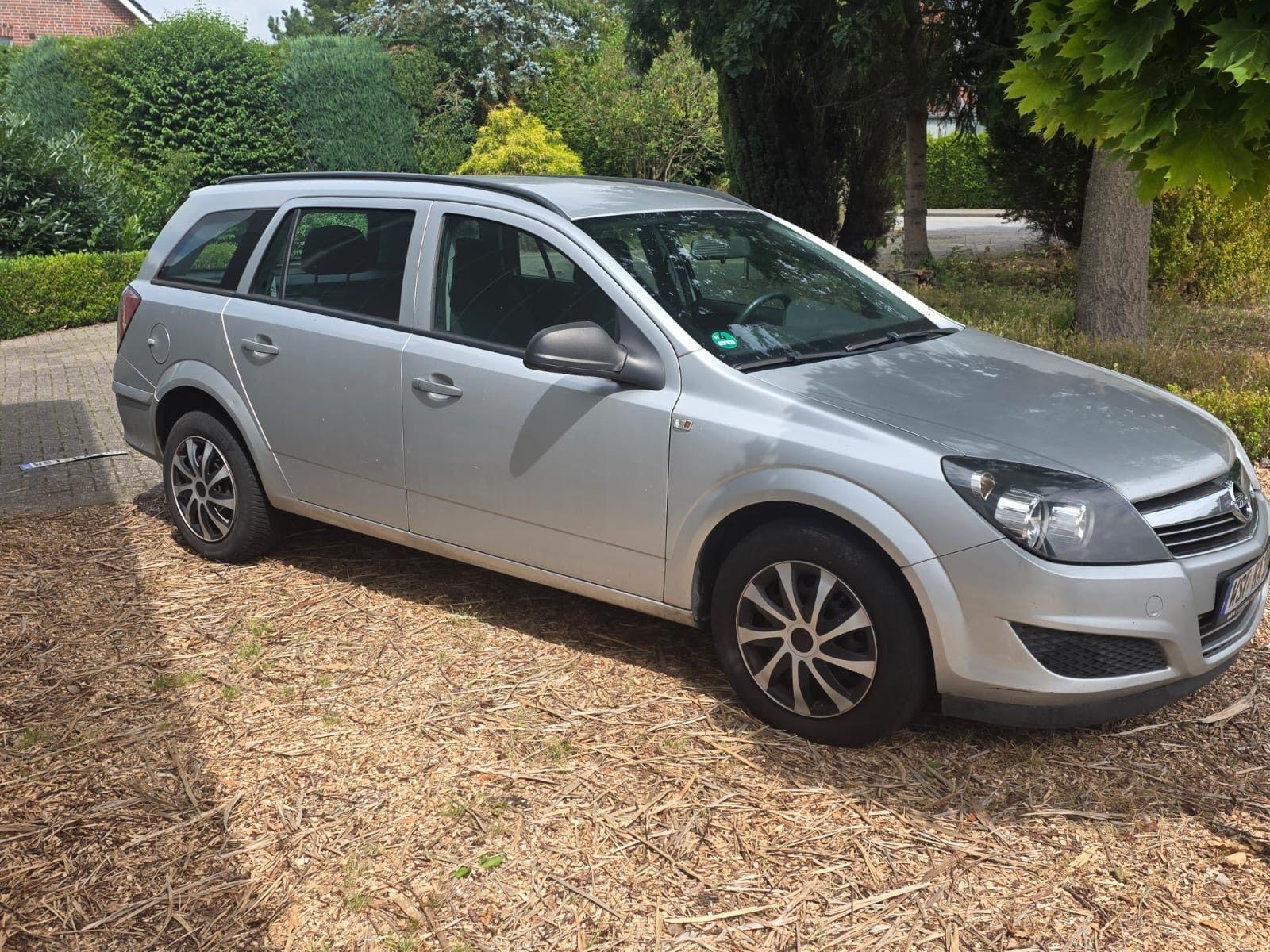 Opel Astra 2010 — rear view