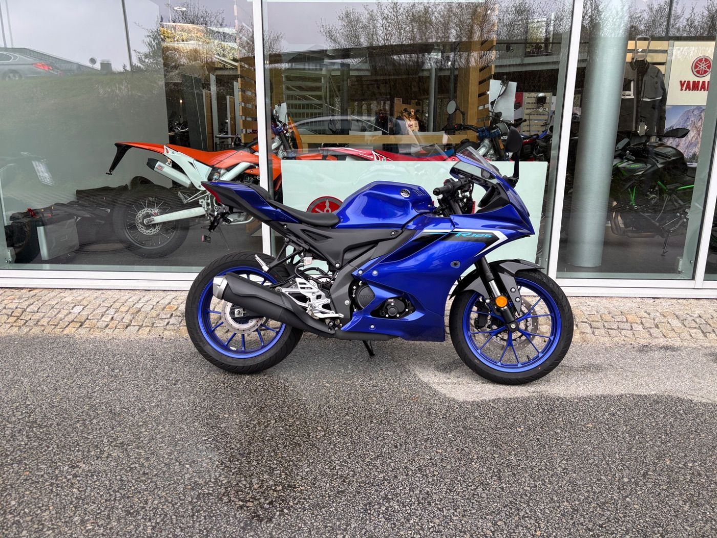 Fahrzeugabbildung Yamaha YZF- R125 mit Quickshifter und viel Zubehör