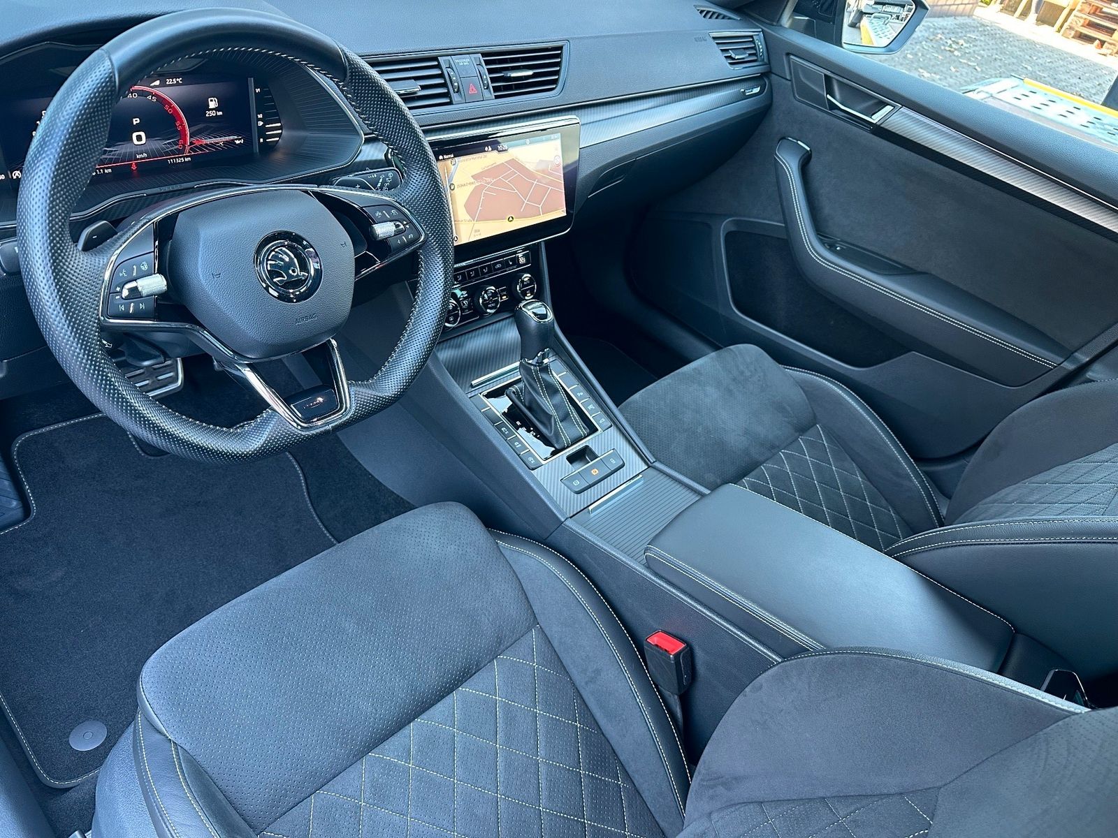 Fahrzeugabbildung SKODA Superb Combi 2.0 TDI DSG Sportline NAV+LED+AHK