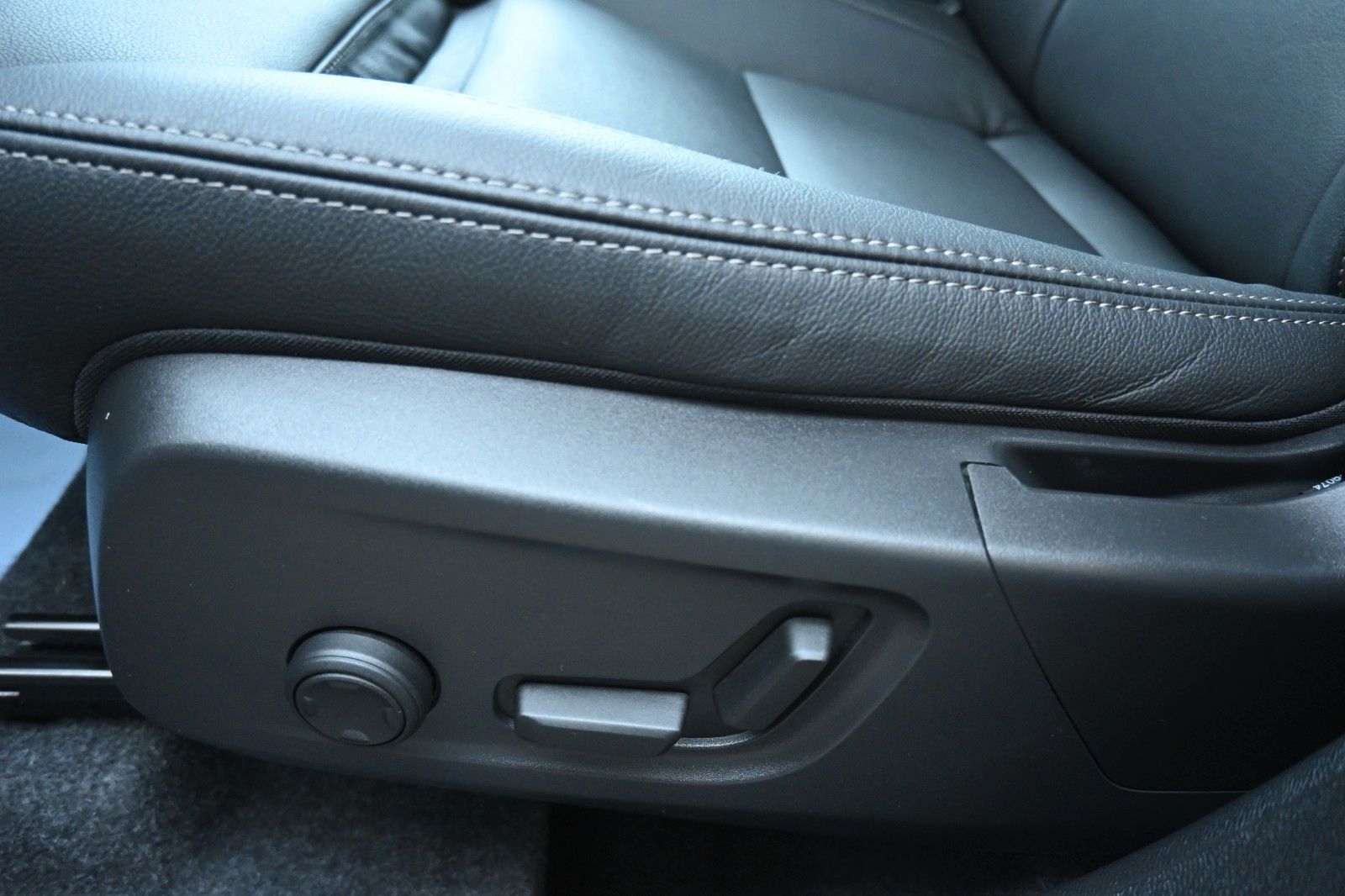 Fahrzeugabbildung Volvo XC40 B4 Dark*FSHZG*360°*PANO*ACC*AHK*PIXEL