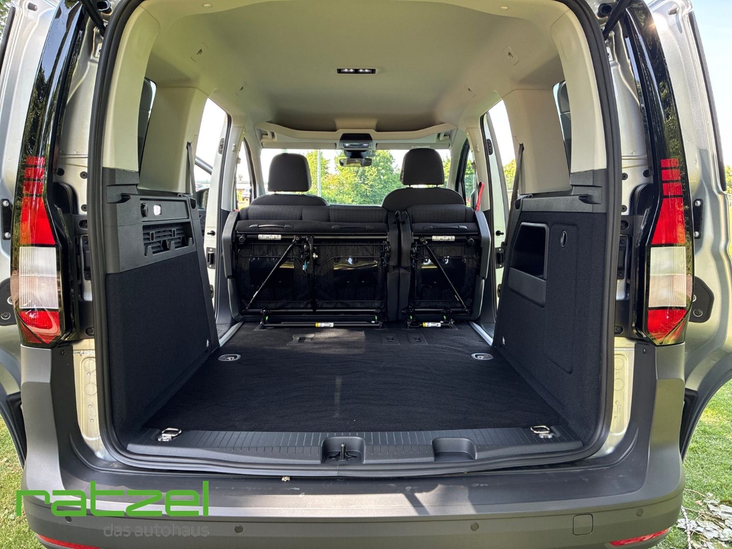 Fahrzeugabbildung Volkswagen Caddy 2.0 TDI KR 5-Sitze+AHK+KLIMA+RFK+PDC+ACC