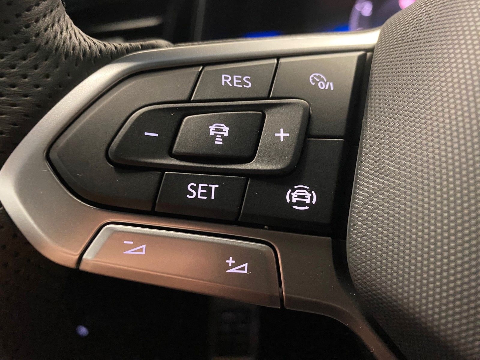 Fahrzeugabbildung Volkswagen T-Roc 1.5 TSI DSG R-Line+ACC+AHK+19"+KAMERA+LED+