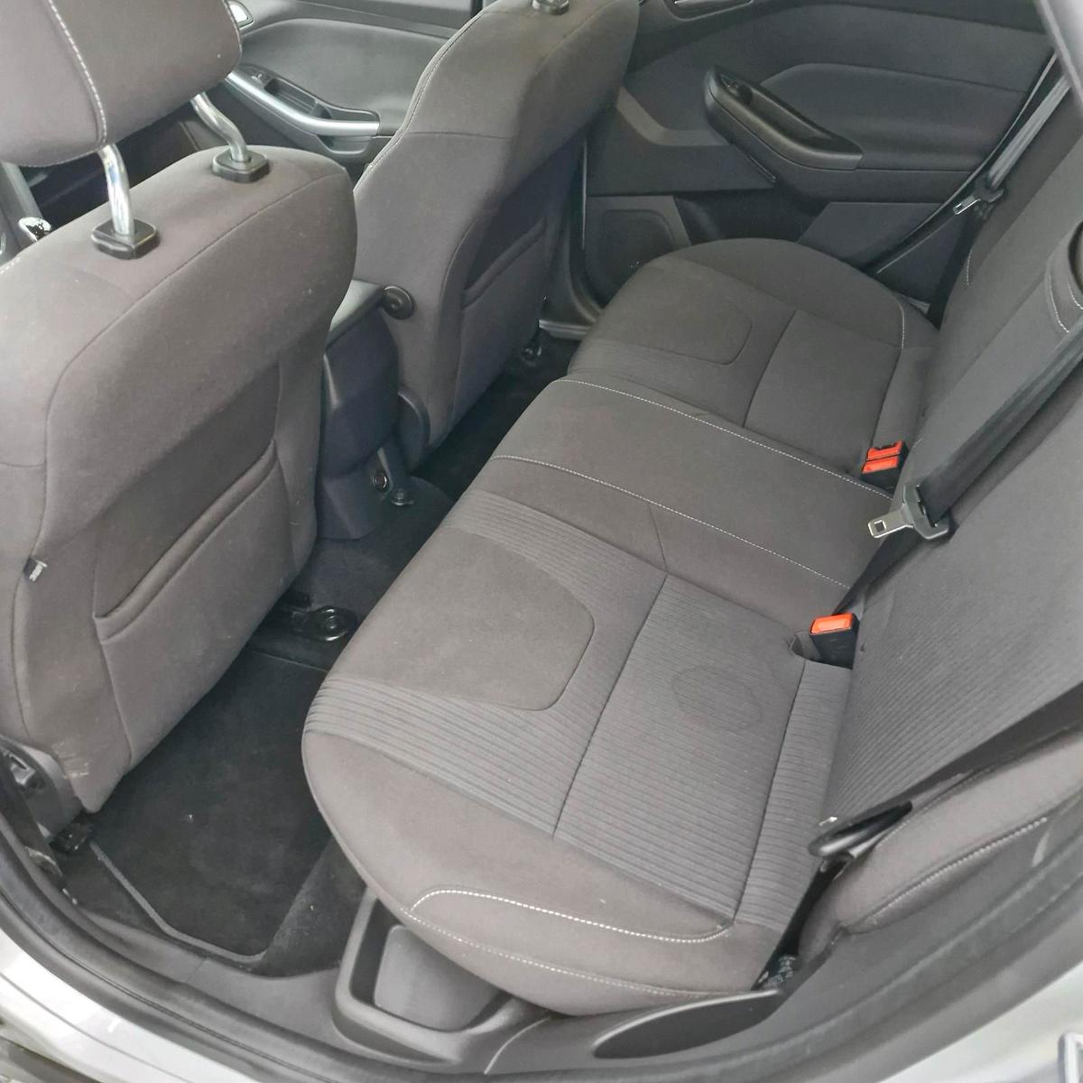 Ford Focus 2011 — салон