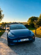 Tesla Model Y Hinterradantrieb RWD  - blaue Tesla Model Y