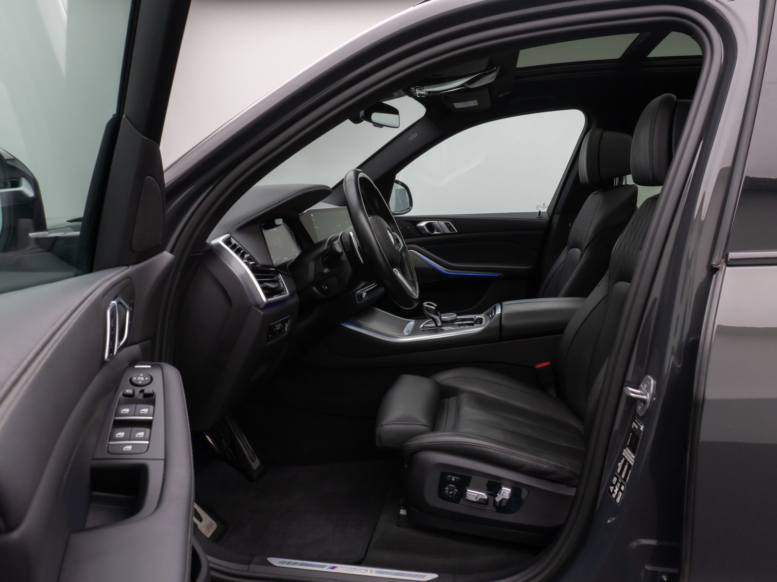 Fahrzeugabbildung BMW X5 M50i Panoram 360°HUD DAB HiFi Massage AHK 22"