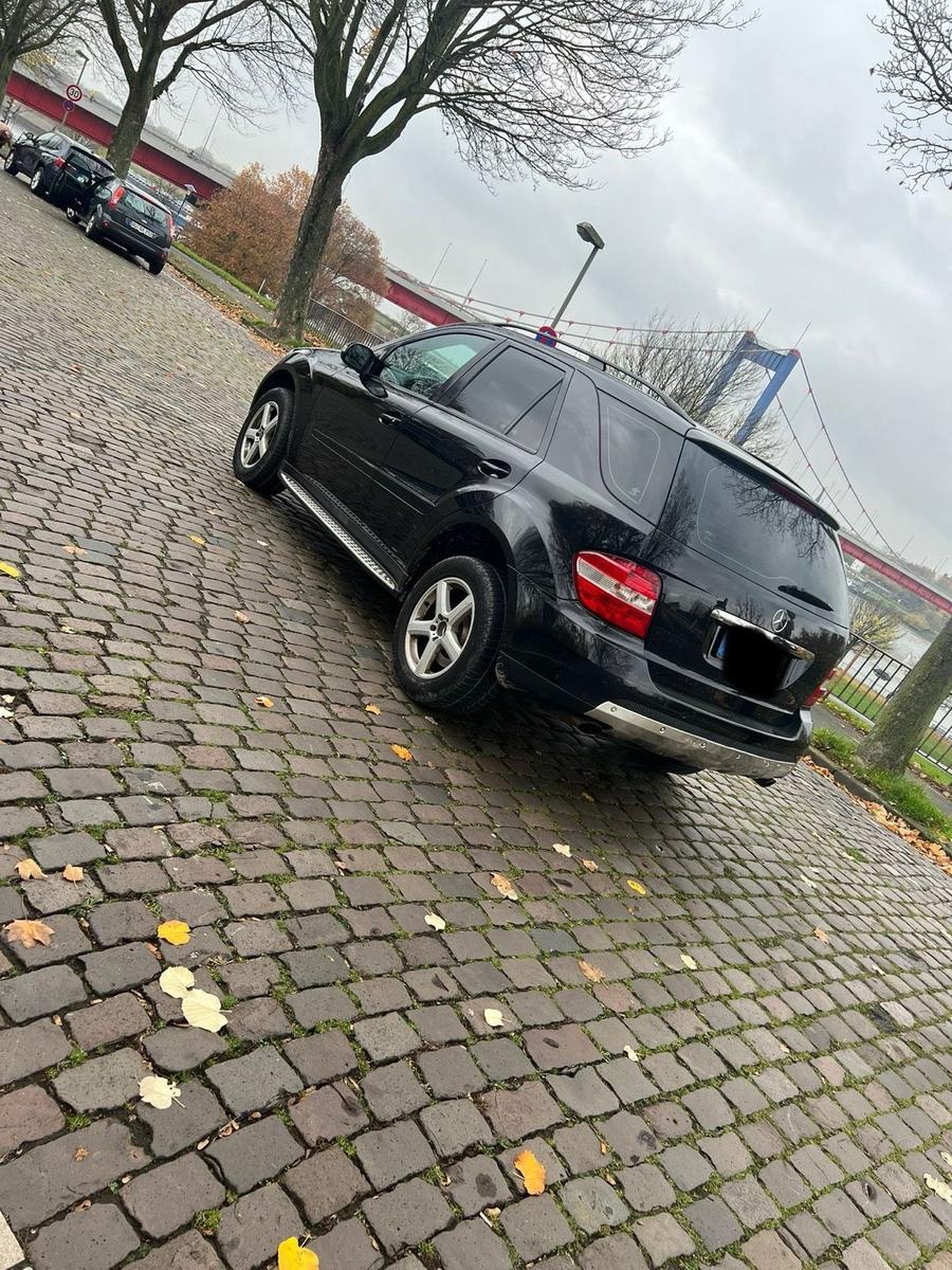 Mercedes-Benz ML350 2006 — rear view