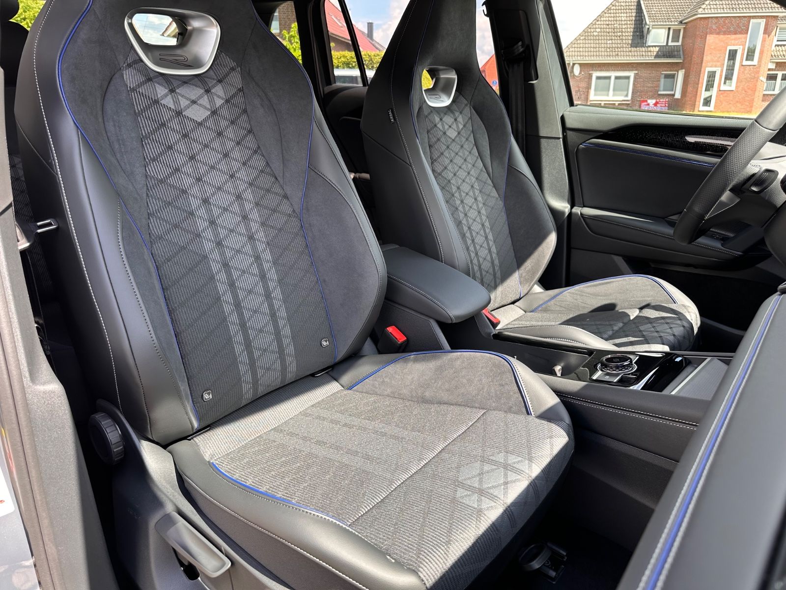 Fahrzeugabbildung Volkswagen Tiguan 1.5 eTSI R-Line DSG AHK/Navi/APP/LED/SHZG