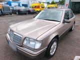 Mercedes-Benz Mercedes E220 W124 Oldtimer/ 1.Hand/ Autom... - Mercedes-Benz E 220 mit Benzin-Antrieb: Limousine