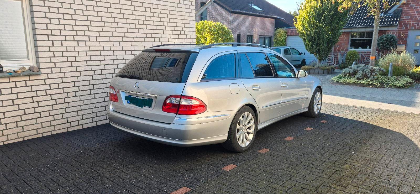 Mercedes-Benz E320 2004 — вигляд ззаду