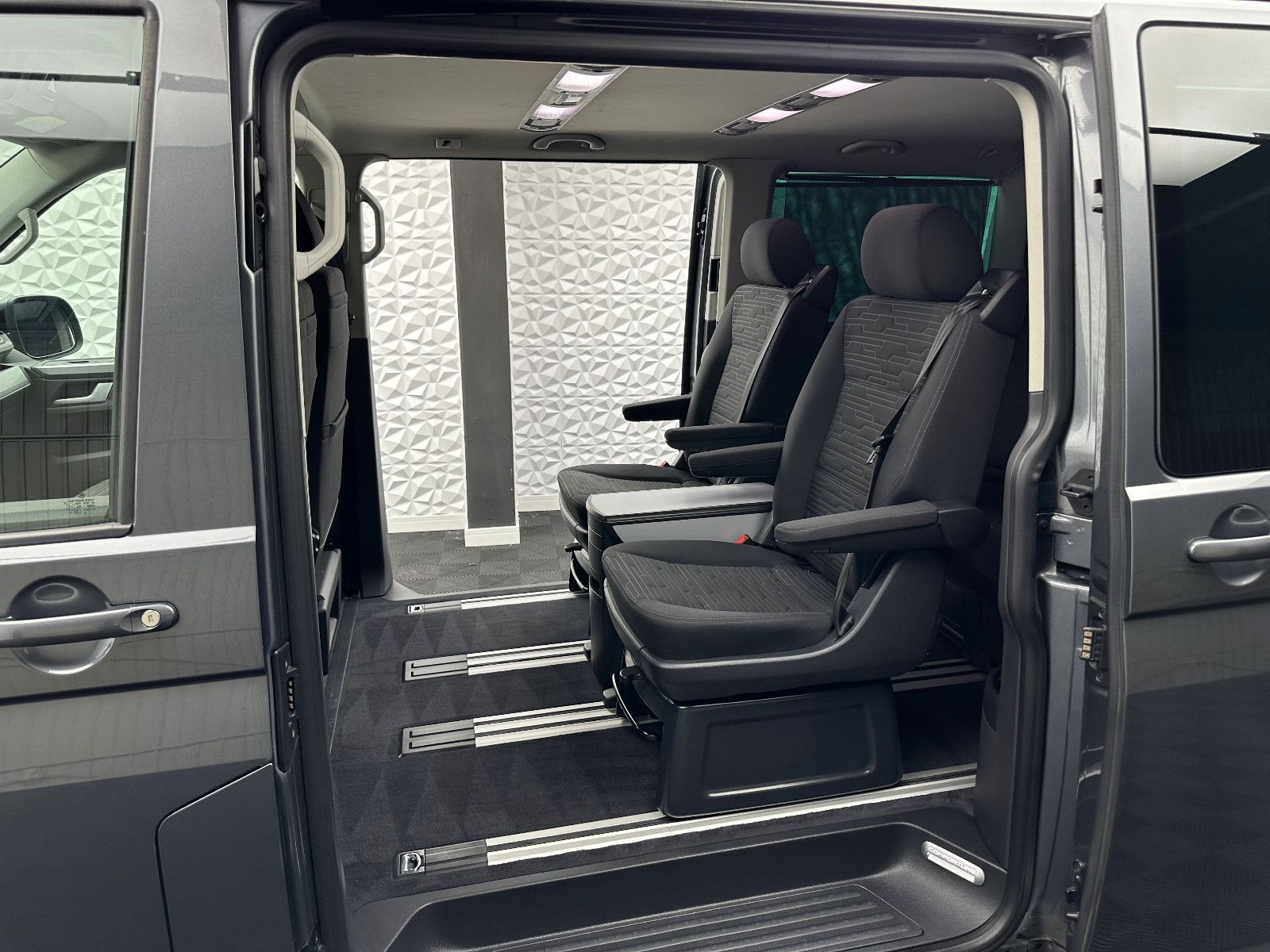 Fahrzeugabbildung Volkswagen T6.1 MULTIVAN/4MOTION/STANDHZ/2xSCHIEBETÜR/AHK/