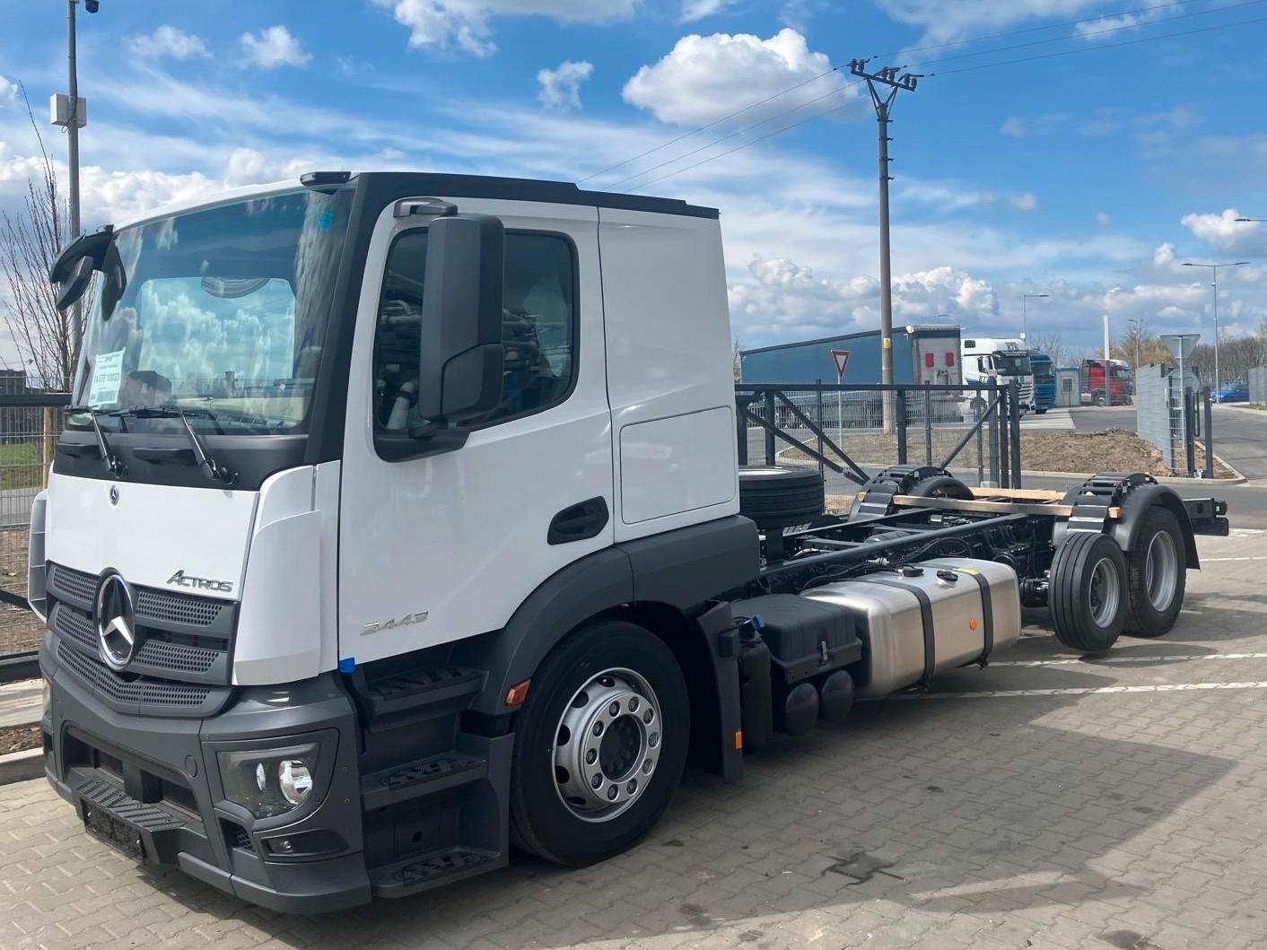 Mercedes-Benz Actros LnRA 6x2 under car carrier