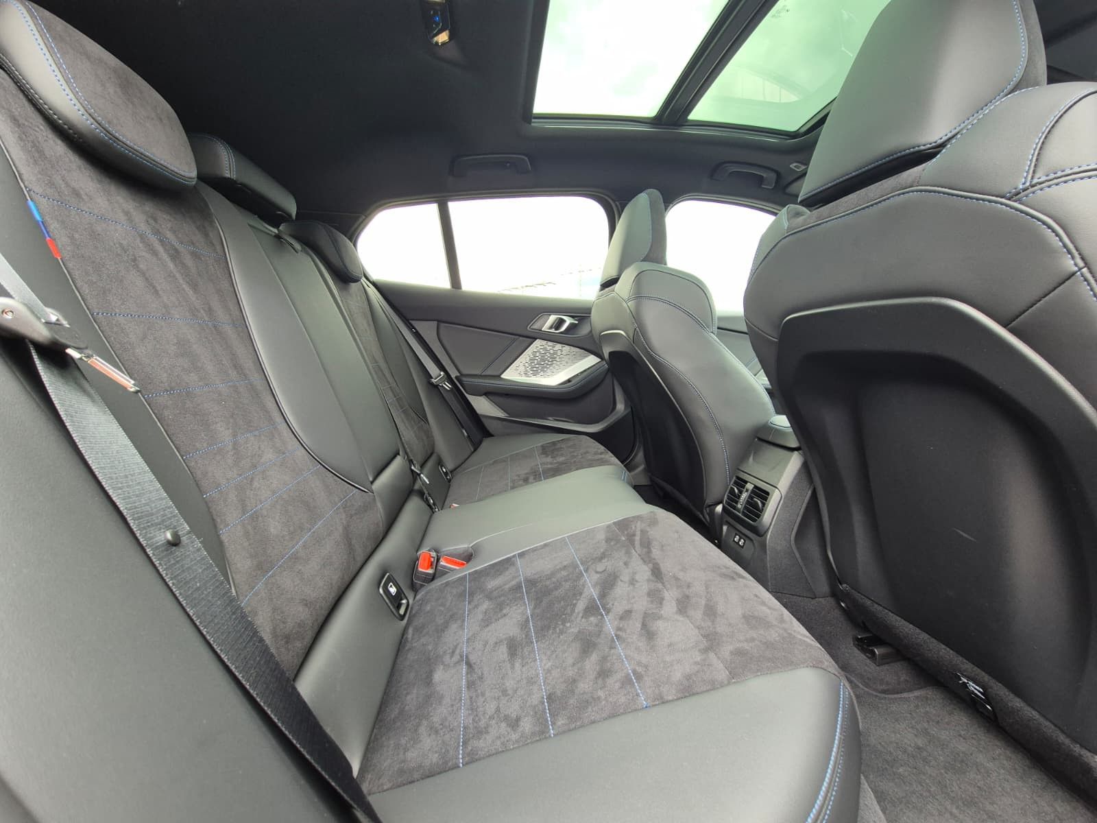 Fahrzeugabbildung BMW 120 i M Sport Adaptiv LED*PANO*AHK*M Alcantara