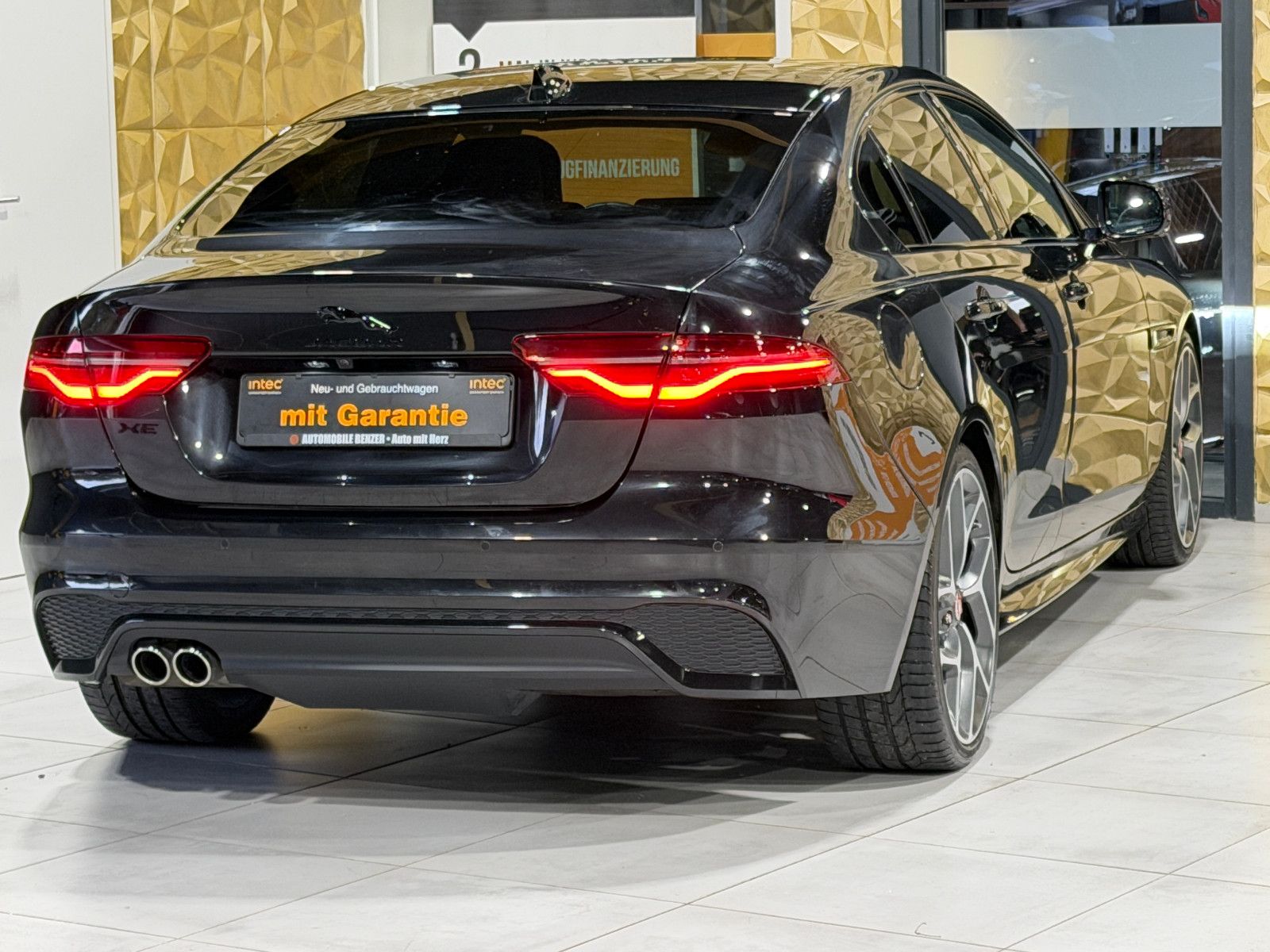 Fahrzeugabbildung Jaguar XE R-Dynamic Black/360°/NAVI/APPLE/SOUND/SHZ