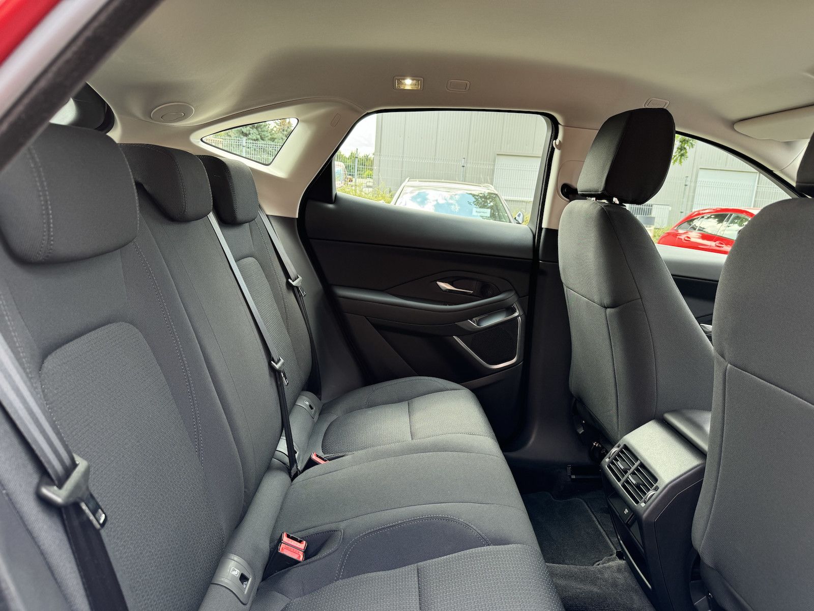 Fahrzeugabbildung Jaguar E-Pace P250 AWD /LED//DAB/Sound/Spur/Kamera/Ahk
